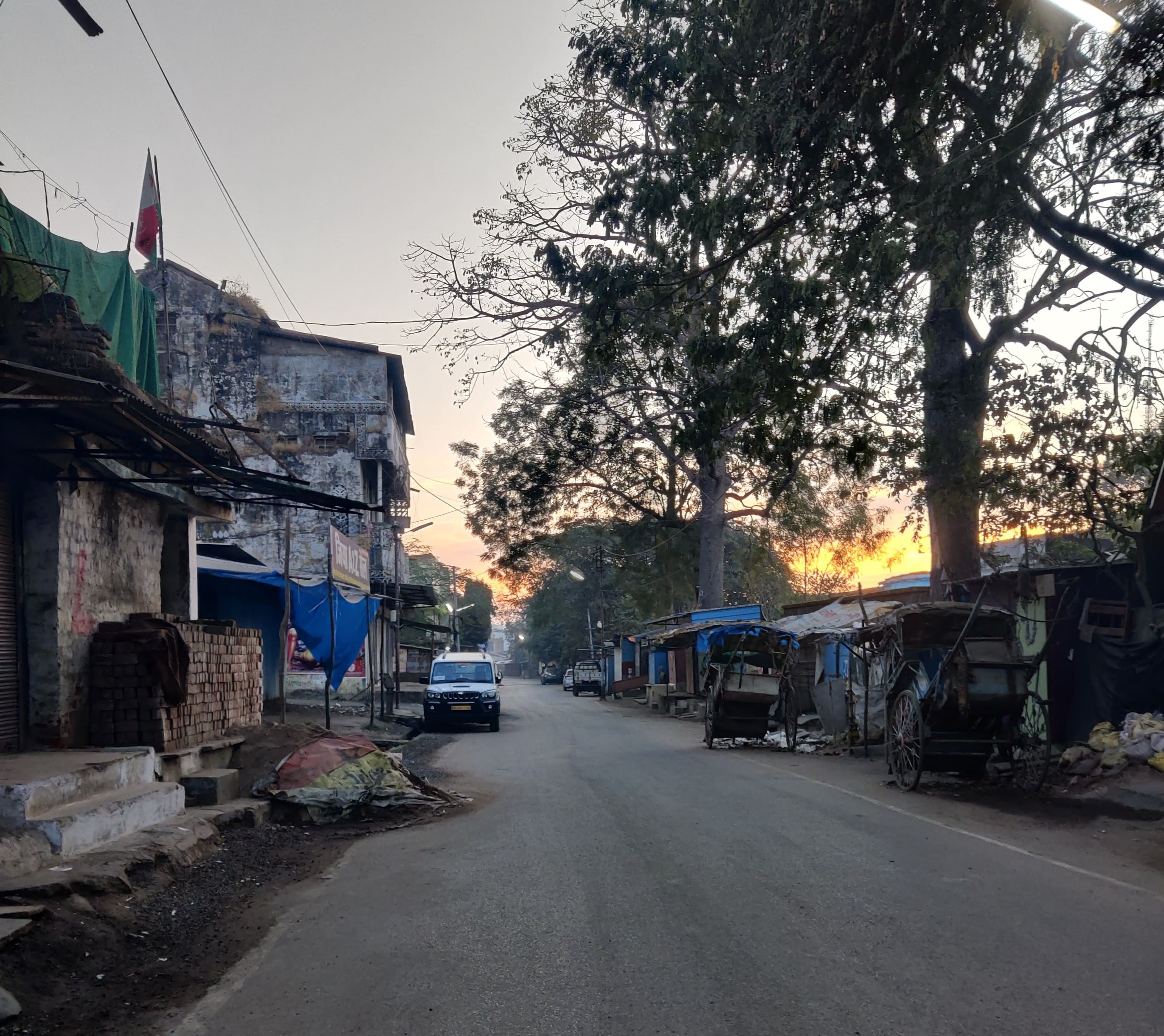 The streets of Betul show a mix of housing styles and typologies.